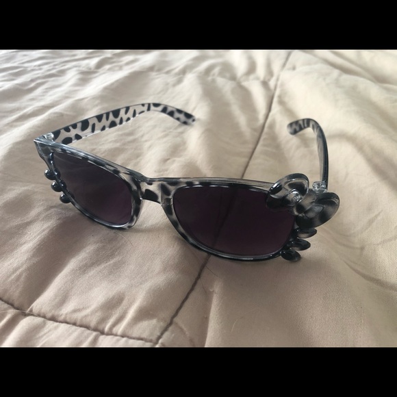 NWOT Hello Kitty Sunglasses - Picture 2 of 3